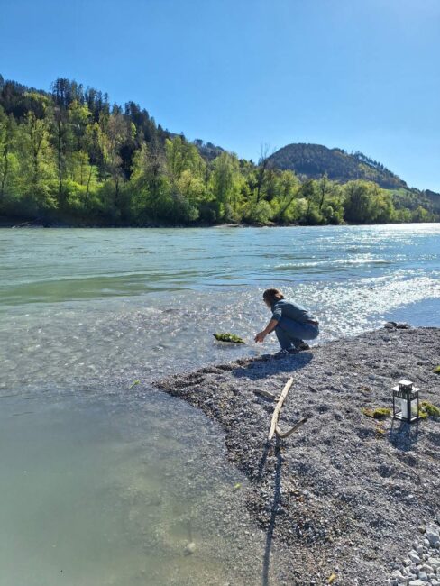 Ein Floß mit den Steinen wird dem Fluss übergeben