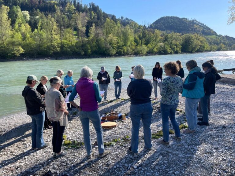 Das Team steht im Kreis beim Abschiedsritual
