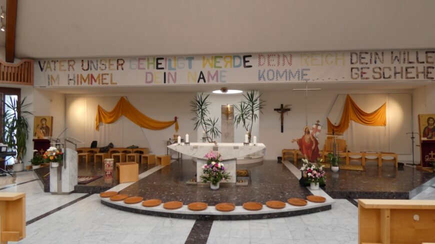 Der Altarraum vor dem Beginn der Messe