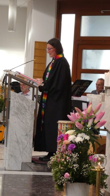Ulrike Sowobda bei der Predigt