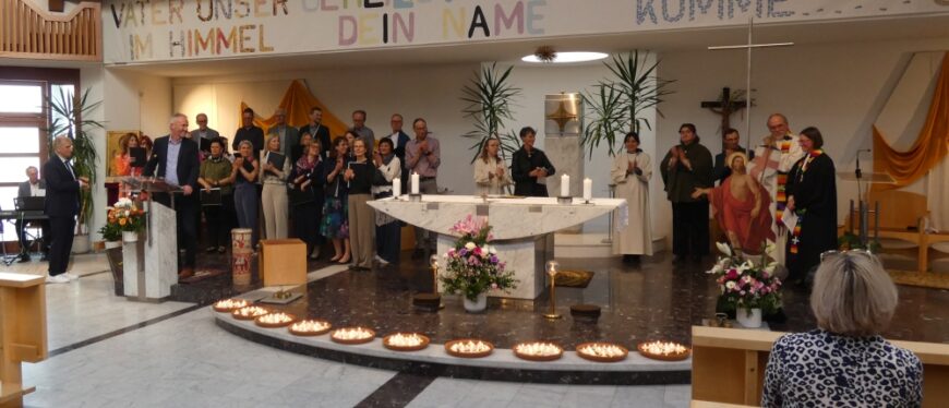 Werner Mühlböck und der Altarraum bei seiner Ansprache