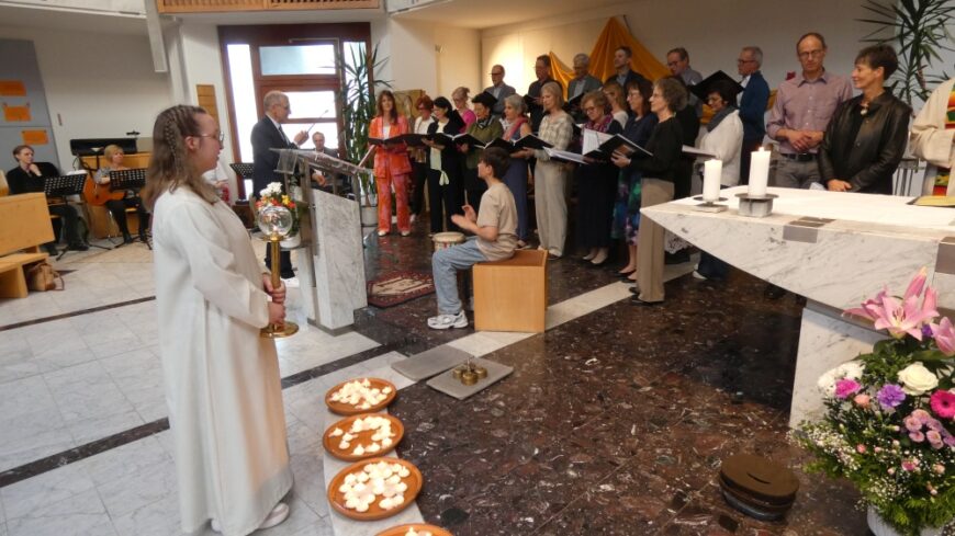 Brennende Kerzen mit Chor der singt