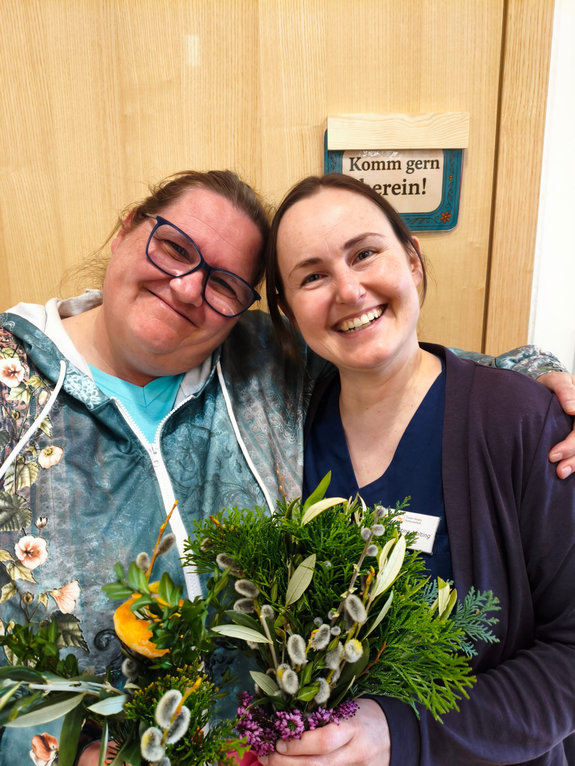 Stationsleitung und Ärztin mit Palmbuschen