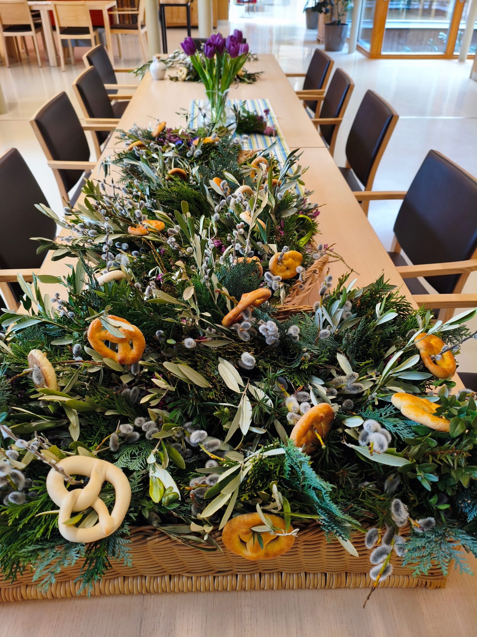 Tisch voller gebundener Palmbuschen