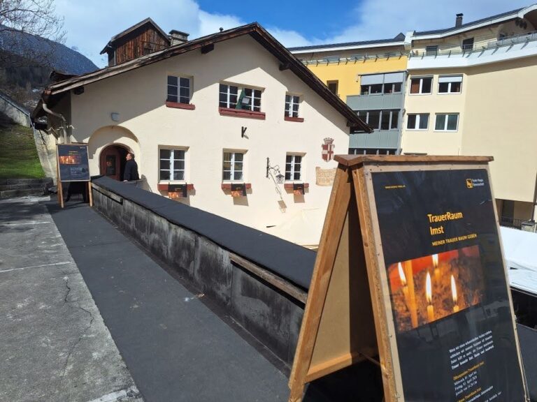 Weg zum Eingang TrauerRaum Imst bei Sonnenschein