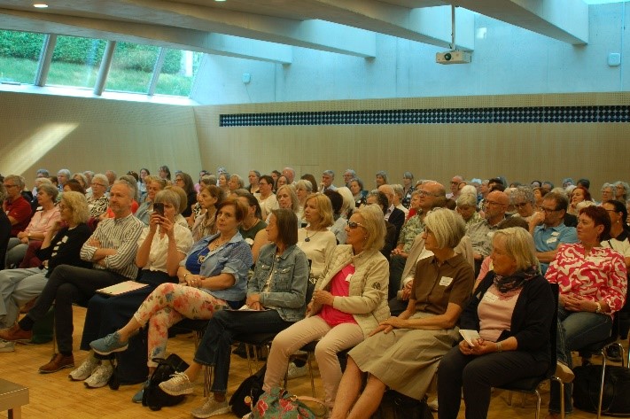 Der vollbesetzte große Saal im Haus der Begegnung