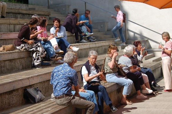 Ehrenamtliche genießen die Pause in der Sonne