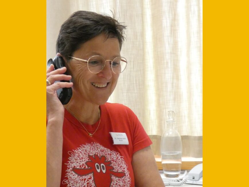 Dr. Gabriele Hofe am Handy