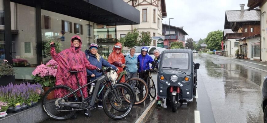 Die Radfahrerinnen bei Regen im Gruppenbild