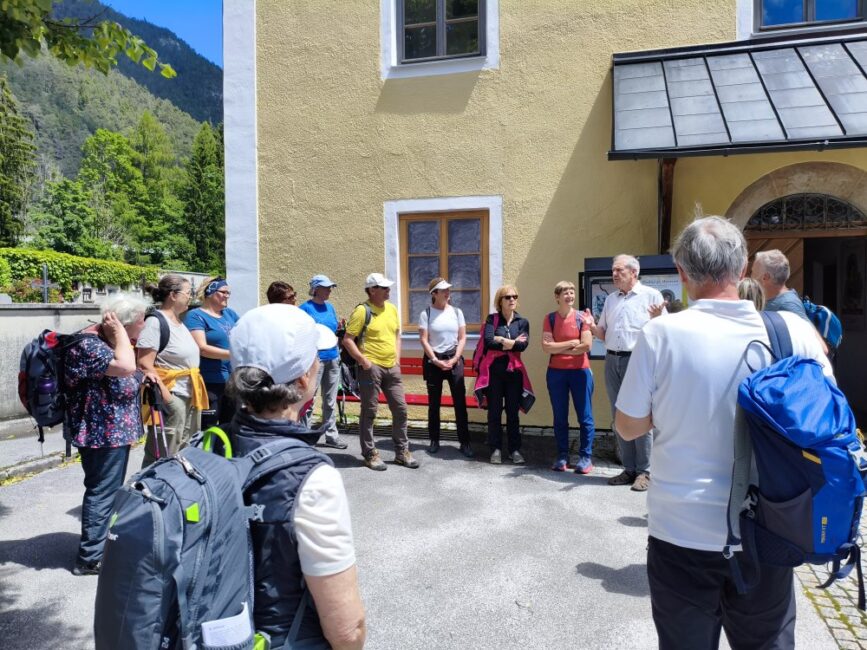 Die Pilger stehen im Kreis vor der Wallfahrtskirche