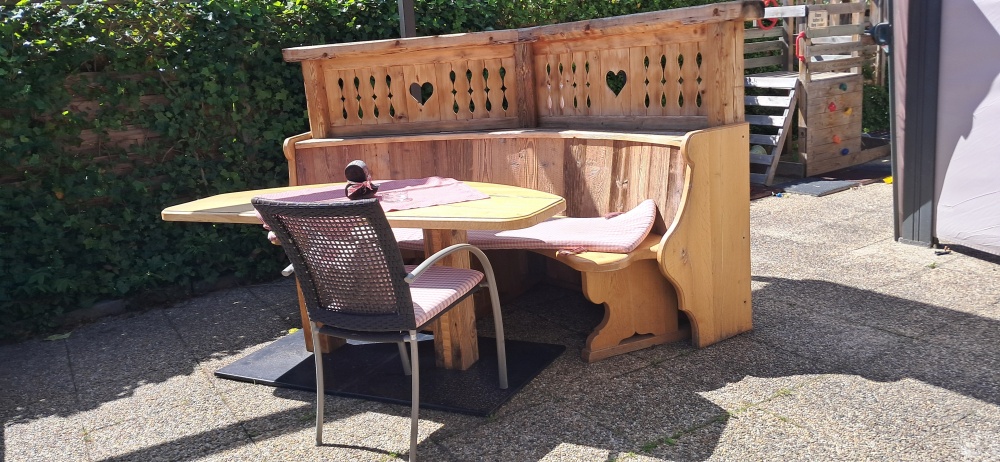 Tisch mit Holzbank zum Sitzen