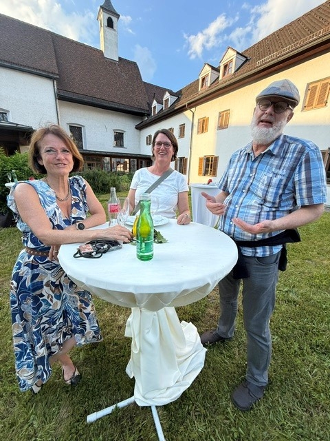 Gemütliches Beisammensein am Stehtisch