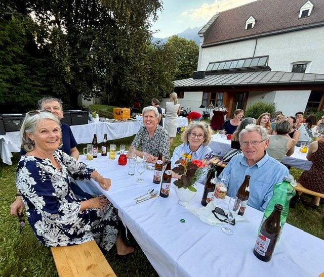 Mitarbeiter*innen beim gemütlichen Beisammen Sein