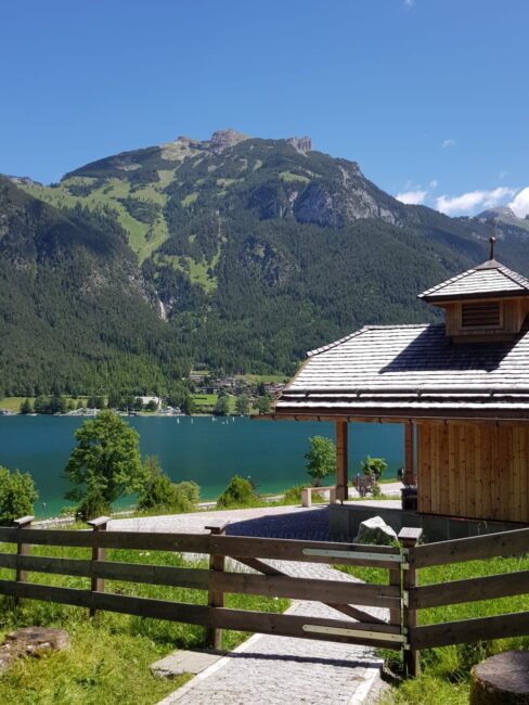 Blick auf Hubertuskapelle und Achensee
