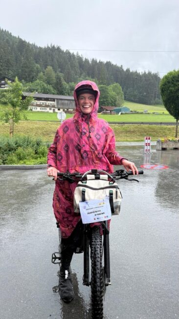 Sigrid Wörgötter mit Rad im Regen