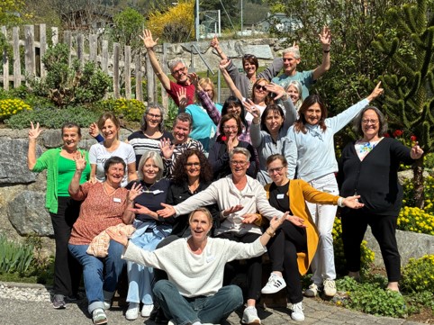 Die Teilnhermer*innen des Aufbaukurses Kinderhospizbegleitung im Gruppenfoto