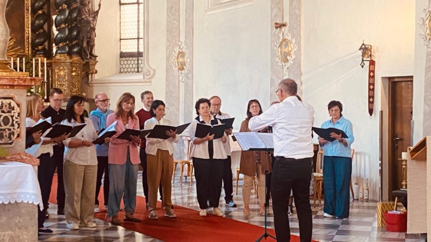 Der Hospizchor singt in der Kirche