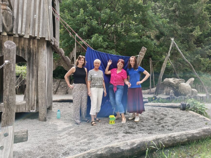Das Hospizteam beim Spielplatz in Reutte