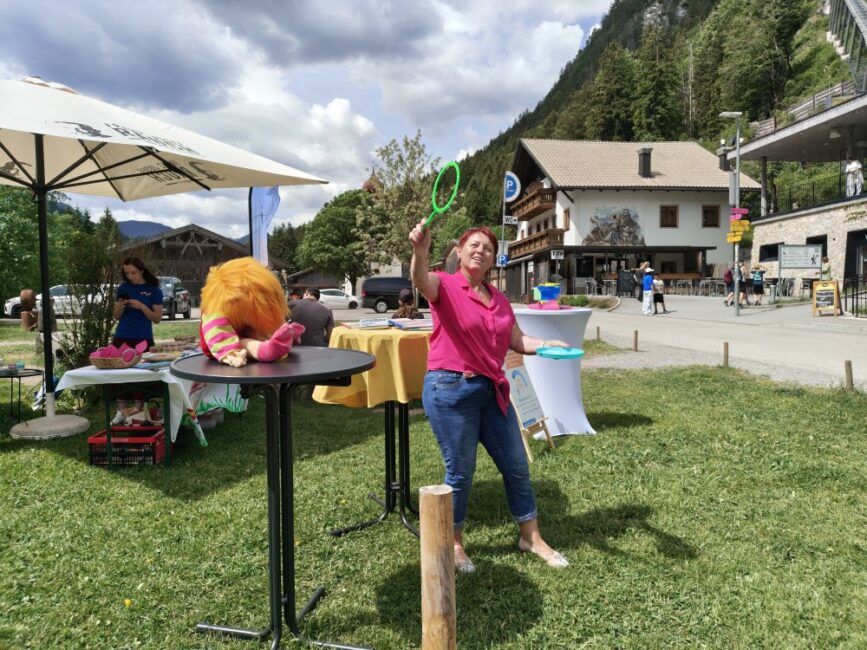 Sabine Hosp mit Spielzeug für Kinder