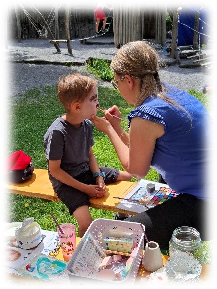 Jenny beim Kinderschminken