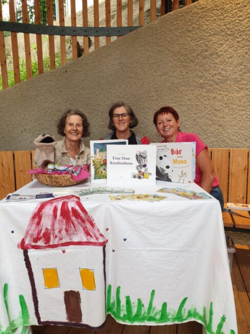Die Ehrenamtlichen beim Infostand