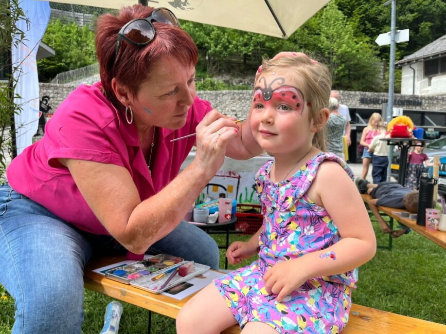 Sabinde beim Kinderschminken