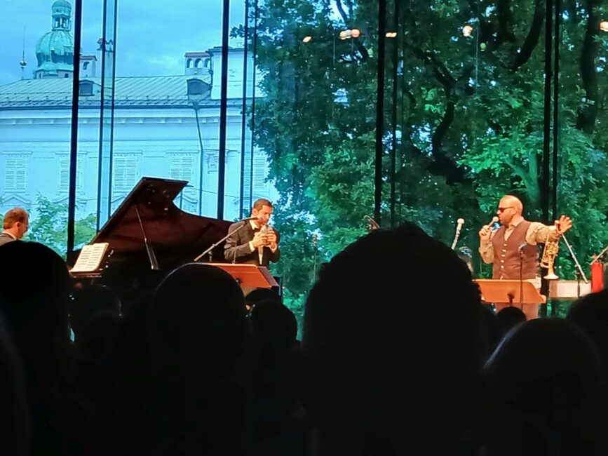 Die Musiker auf der Bühne beim Konzert
