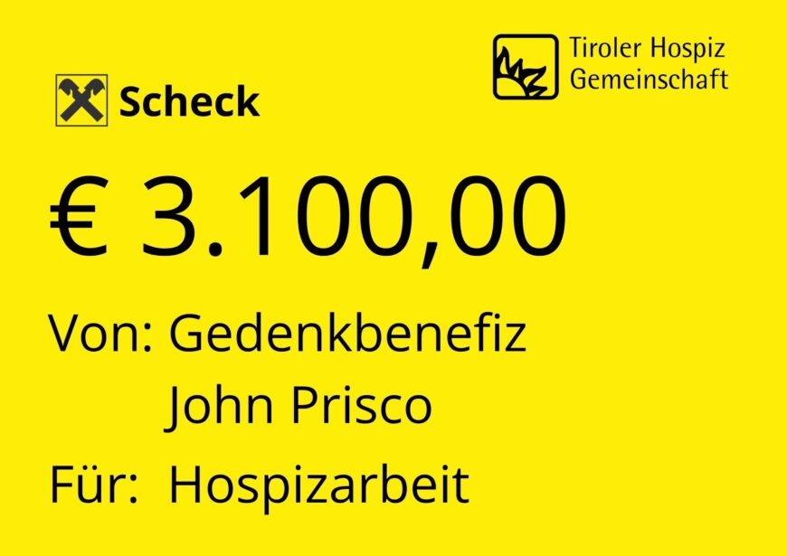 Scheck mit der Aufschrift 3.100 Euro von Gedenkbenefiz John Prisco für Hospizarbeit