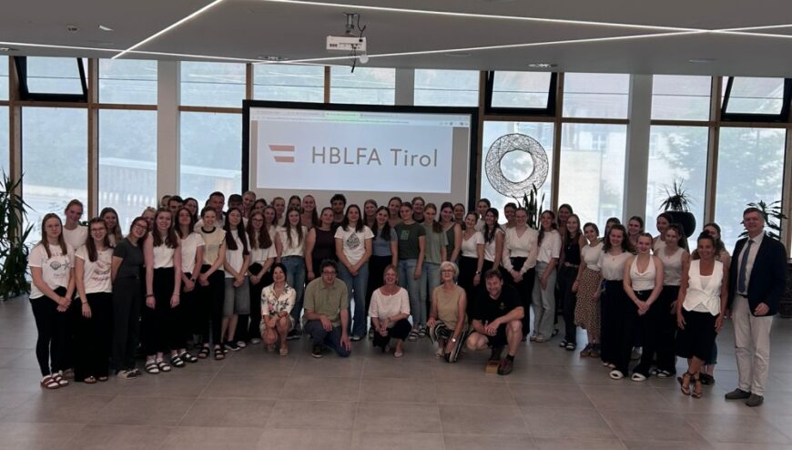 Alle Schüler*innen beim Abschlussfoto