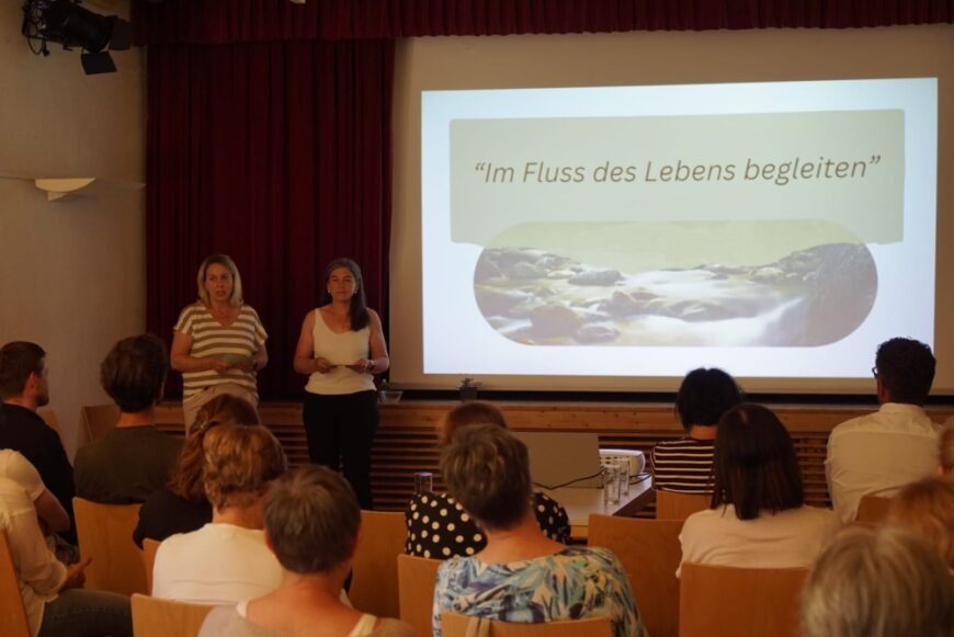 Yvonne und Karoline führen durch den Nachmittag