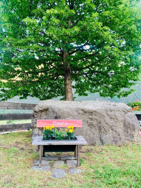 Blumenschmuck integriert in kleine Bank