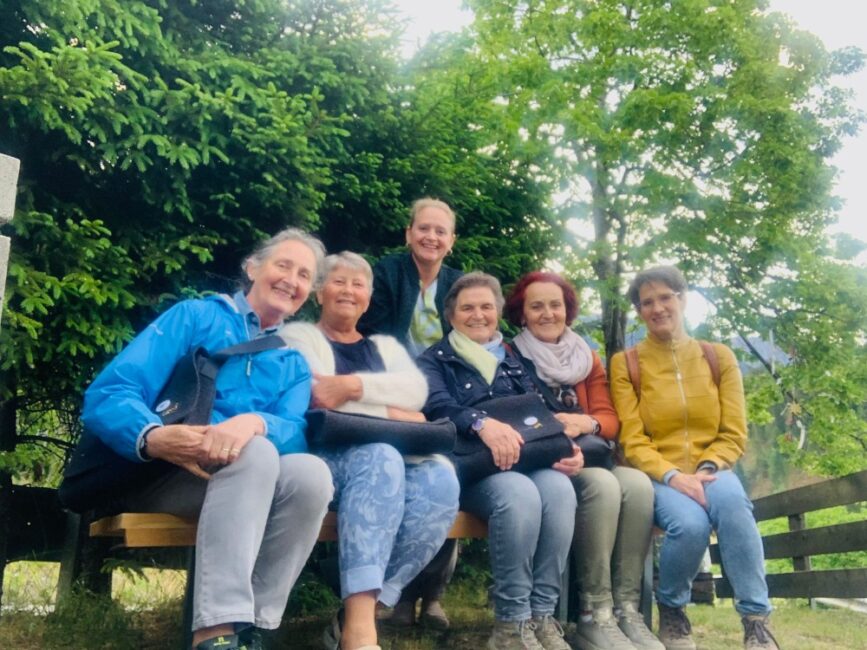 Das Hospizteam Tarrenz sitzt auf der Trostbank