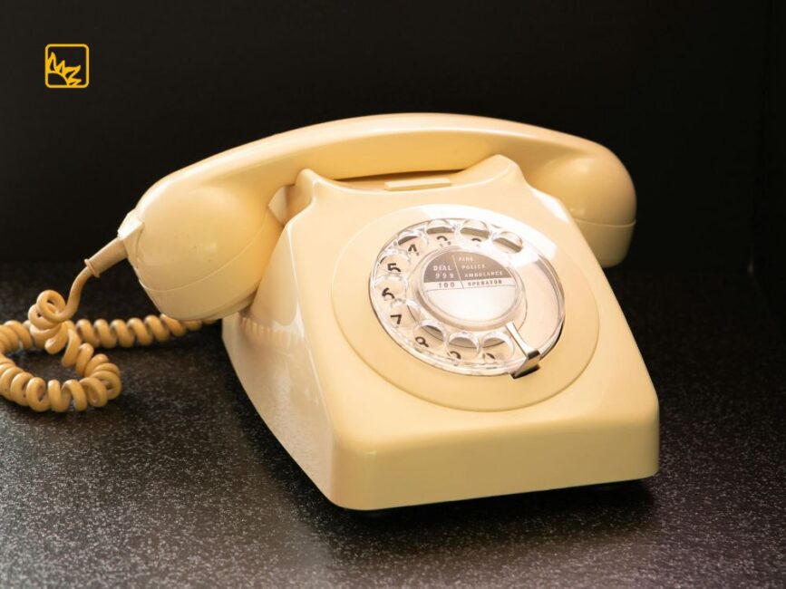 Ein weißes altmodisches Telefon