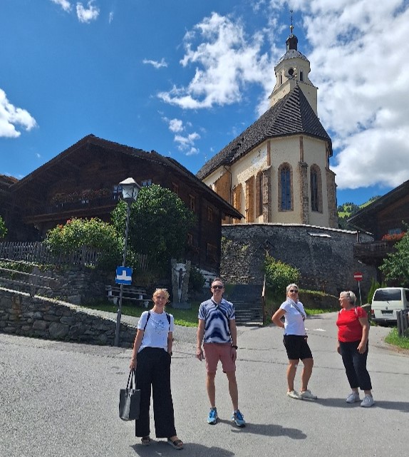 Gruppenfoto vor der Kirche