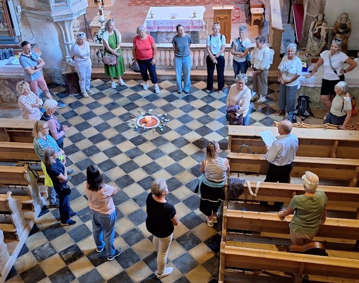 Bei der Andacht in der Kirche