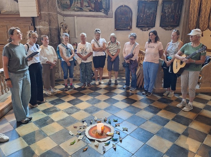 Das Hospizteam in der Kirche im Gruppenfoto