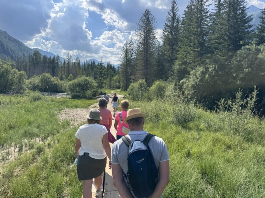 Beim Wandern auf einem schmalen Pfad