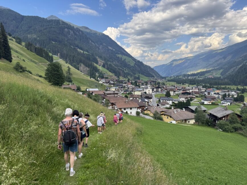 Weg auf Wiese in Richtung Dorf