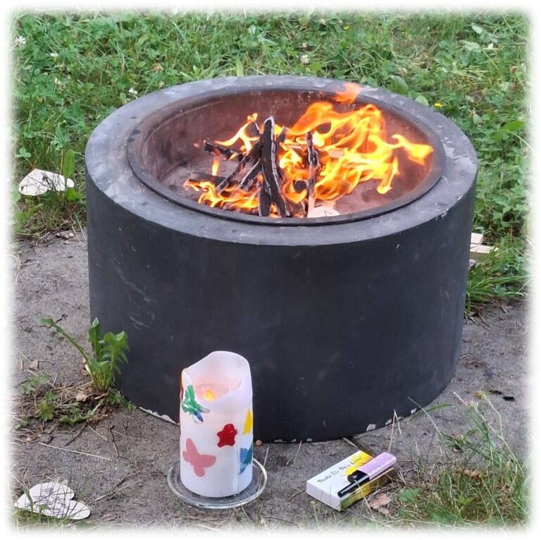 Verbrennung der Gedenkkarten in Feuerschale