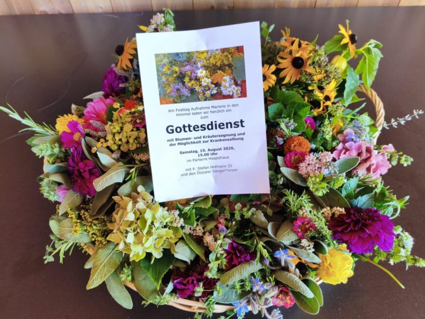 Kräuterbuschen im Korb mit Hinweis Gottesdienst