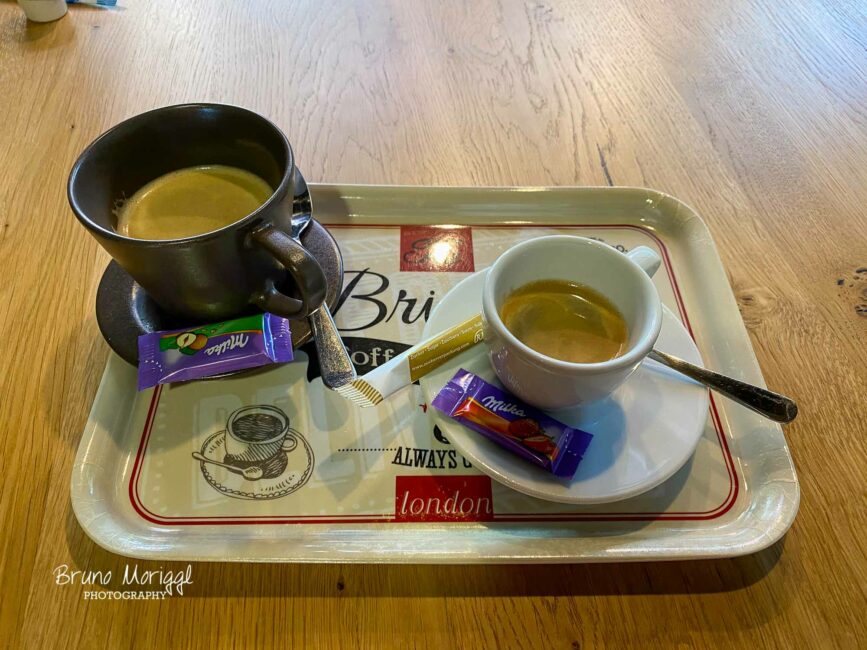 2 Kaffetrassen auf einem Tablet