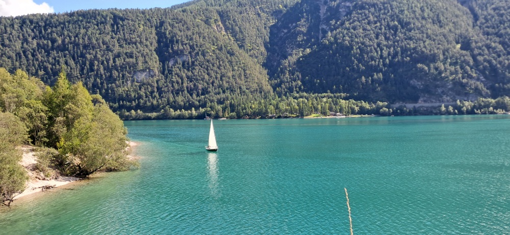 Ein Segelboot am Achensee