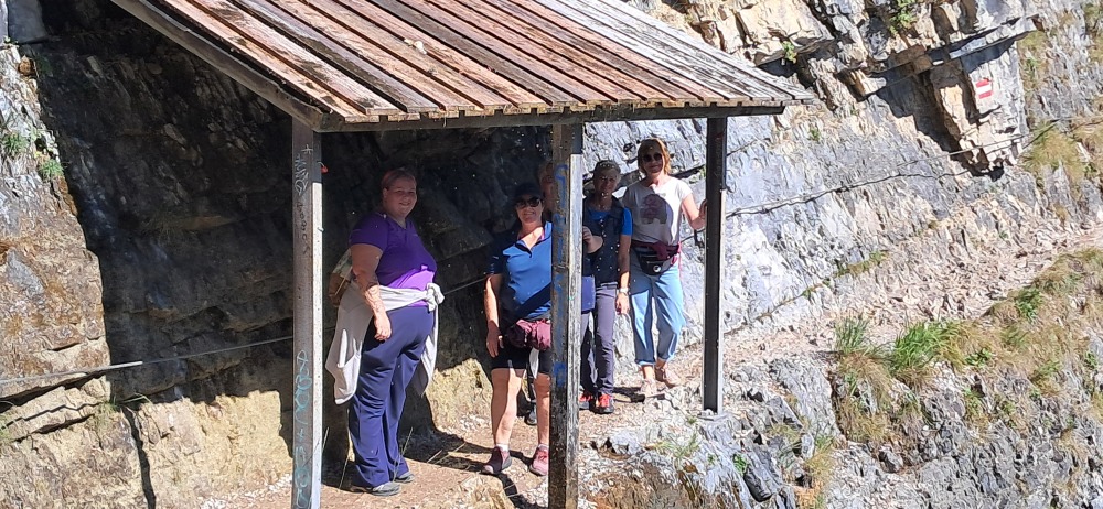 Das Hospizteam am Wanderweg bei einer steilen Felswand