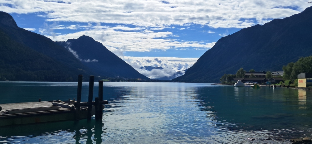 Blick auf den Achensee vor Bergpanorama