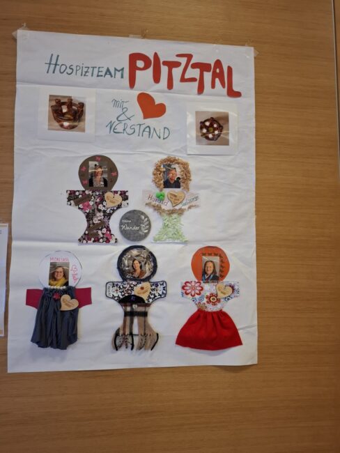 Gestaltetes Plakat des Hospizteams Pitztal mit der Aufschrift „mit Herz & Verstand“ sowie Fotos und Namen der Teammitglieder in engel- bzw. figurähnlichen Collagen