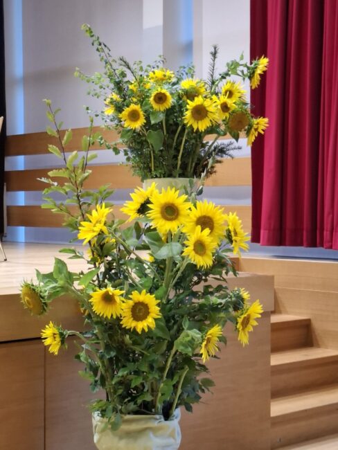Ein Strauß wunderbarer Sonnenblumen am Bühnenrand