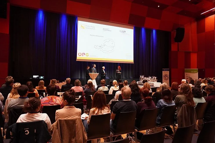 LRin Cornelia Hagele (auf der Bühne) begrüßte Mobile Palliativteams aus ganz Österreich beim Vernetzungstreffen in Schwaz.